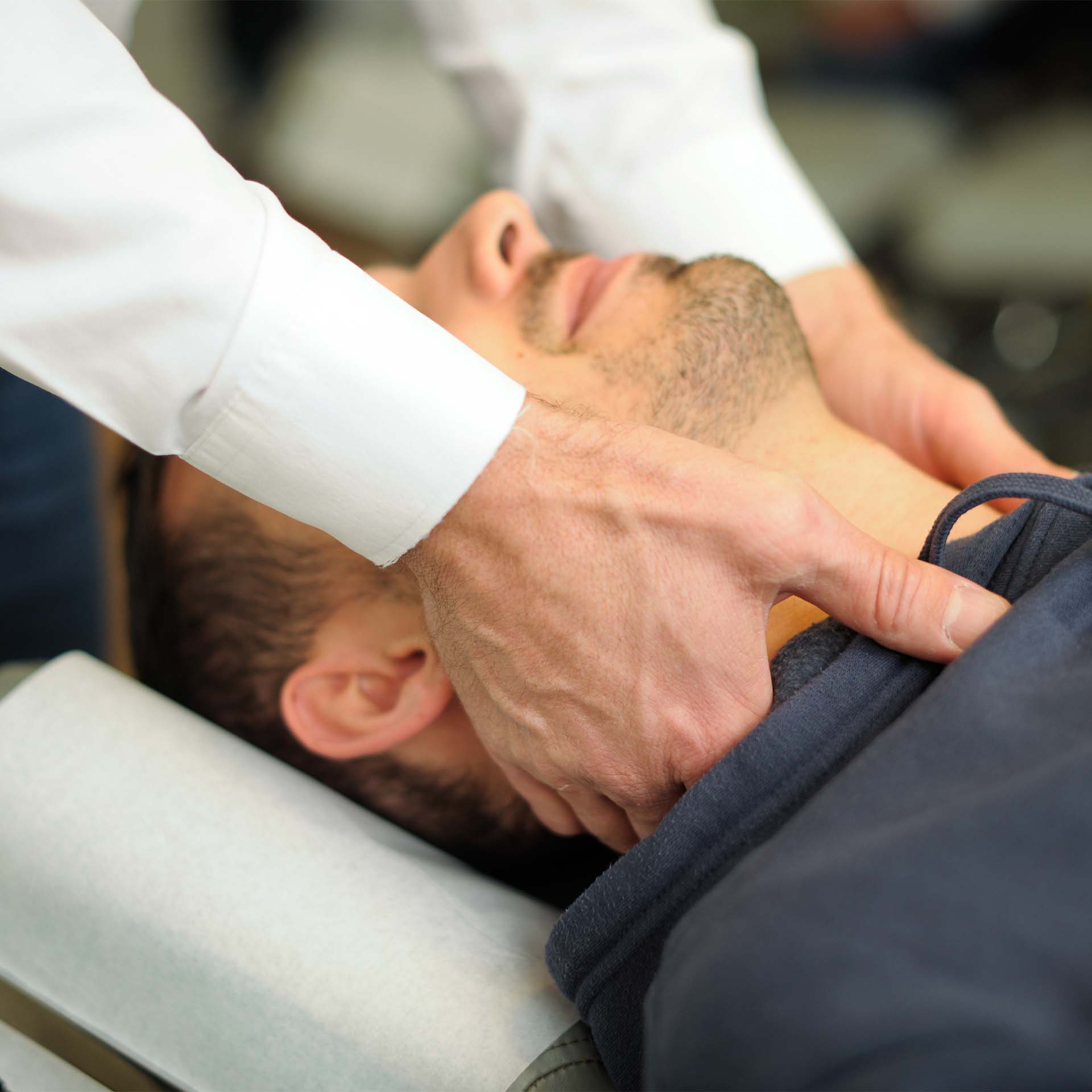 HWS Justierung Chiropraktik Hände an der HWS vom Patienten bei einer chiropraktischen Justierung